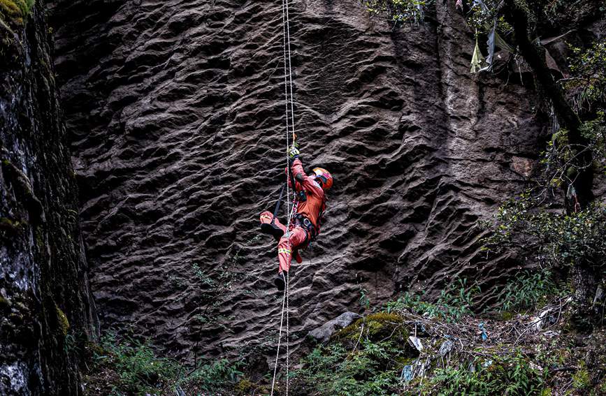 救援實(shí)戰(zhàn)訓(xùn)練中，消防員垂直攀爬。西繞拉翁攝