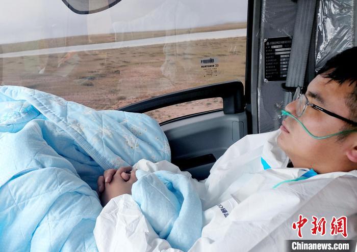 從咸陽開始到拉薩，閆光宇和朋友吃住均不離車?！∴嵟?攝