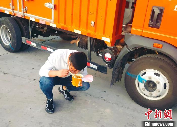 由于沿路疫情原因，閆光宇和朋友只能在服務(wù)區(qū)簡餐?！∴嵟?攝