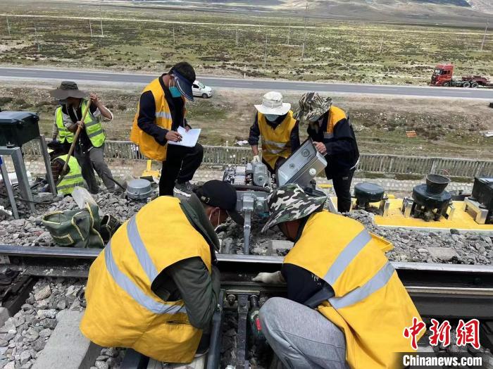 圖為青藏鐵路基礎(chǔ)設(shè)施“升級(jí)換代”施工現(xiàn)場(chǎng)?！‖F(xiàn)場(chǎng)作業(yè)人員供圖