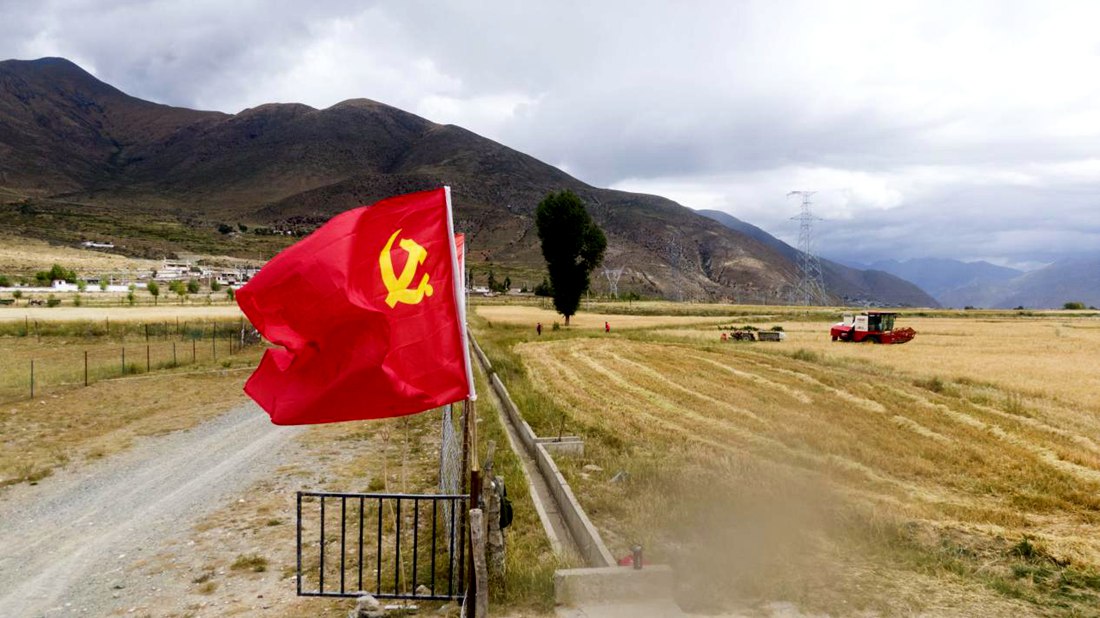 黨員先鋒隊沖在前。洛克攝