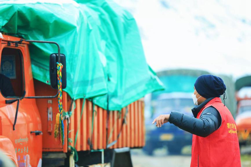 “紅馬甲”幫牧民順利轉(zhuǎn)場(chǎng)。洛克攝