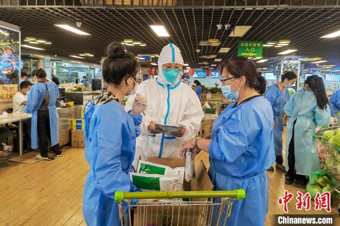 圖為疫情期間，西藏格拉丹東超市調(diào)配物資，保障市場(chǎng)供應(yīng)。　受訪者供圖