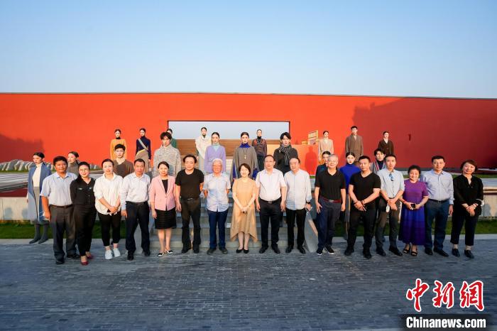 近40套藏式針織系列時裝亮相2022北京時裝周?！”本r裝周供圖