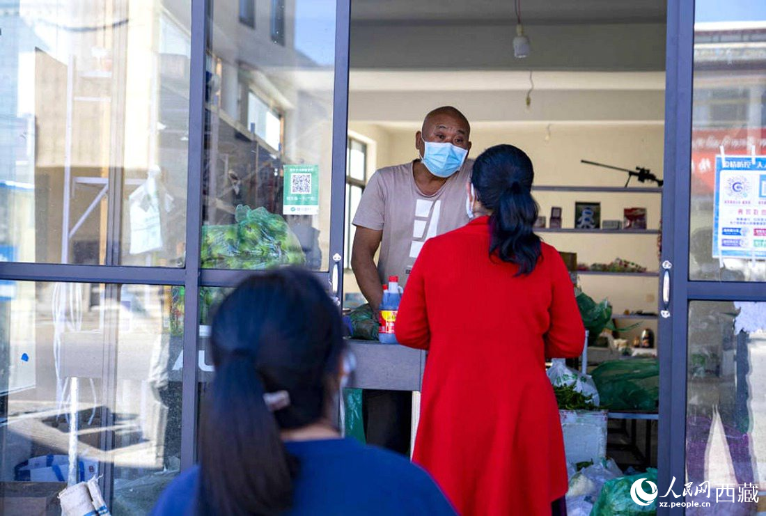 市民們有序排隊(duì)購(gòu)買早餐。人民網(wǎng) 次仁羅布攝