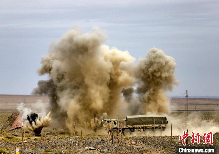 圖為模擬運輸分隊通過炮火路段?！?王先鋒 攝