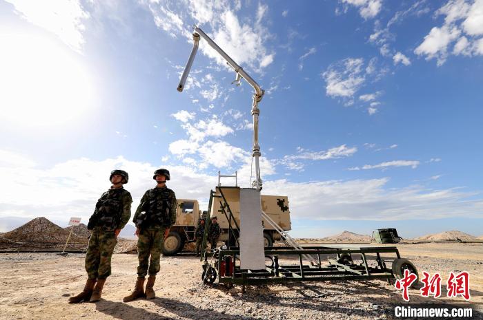 圖為野戰(zhàn)油庫開設(shè)?！?唐 堯 攝