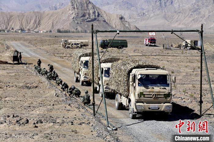 圖為野戰(zhàn)管線鋪設(shè)?！〕套颖?攝