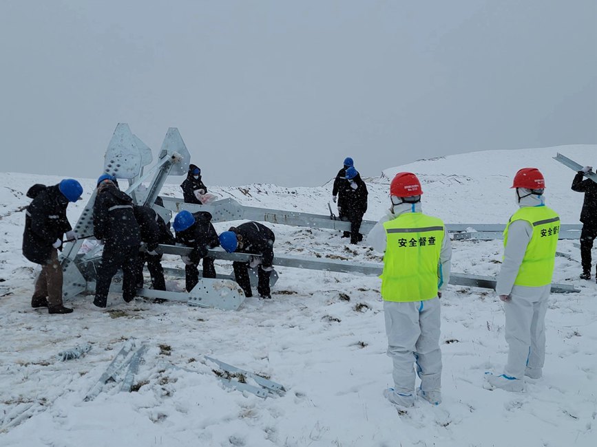 9月13日，電力施工人員正在對改造工器具進行清點和組裝。秦鐘攝