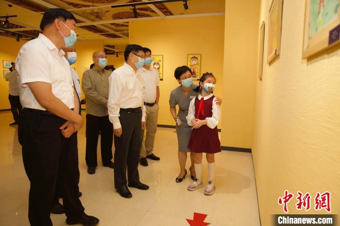 圖為與會(huì)嘉賓與入選畫作的“小作者”們一同觀展。　中國(guó)藏學(xué)研究中心供圖