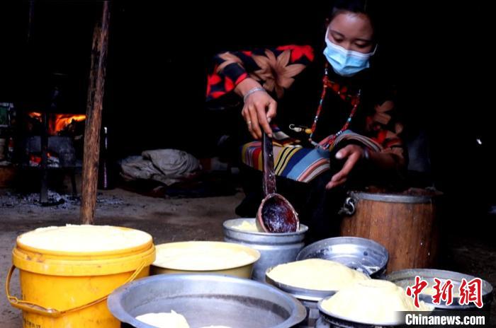 圖為牧民正在制作酥油。　日喀則文聯(lián)供圖