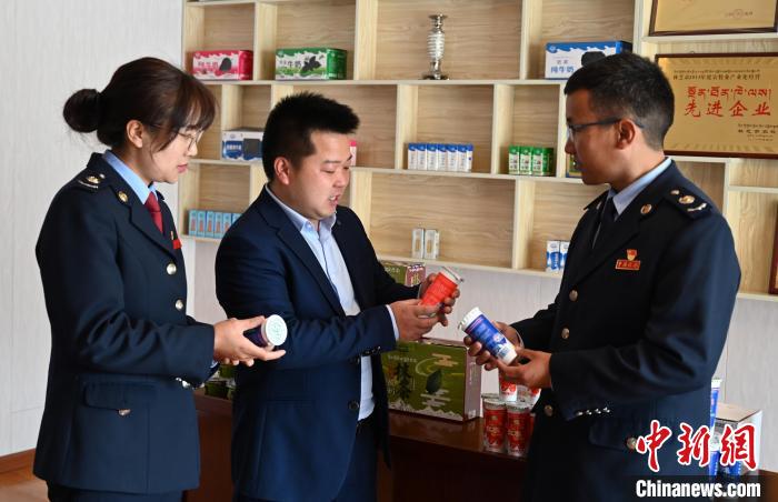 圖為林芝稅務部門上門了解企業(yè)情況，并宣講稅收政策。資料圖 趙朗 攝