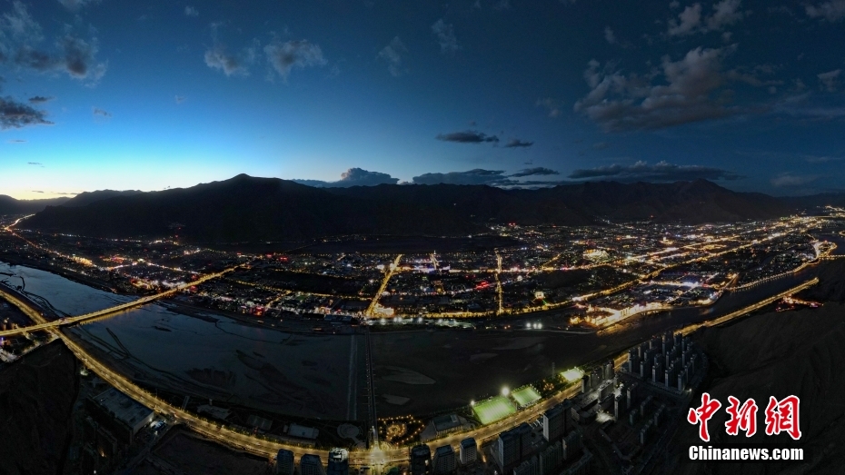 資料圖為2020年6月10日，拉薩城市入夜，燈光點亮高原古城夜色。（無人機畫面） <a target='_blank' href='/'><p  align=
