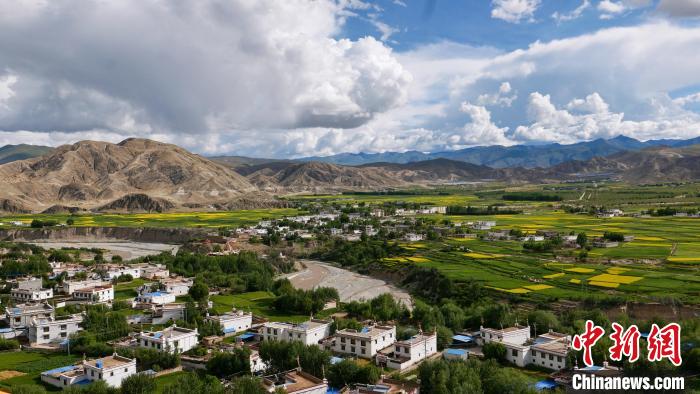 圖為依地形而建的西藏拉薩市尼木縣村居?！≈x牧 攝