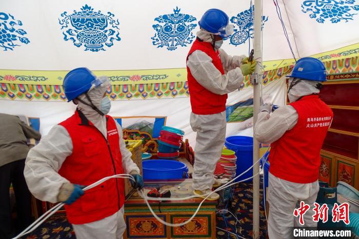 圖為西藏類烏齊縣供電部門為臨時隔離點50頂帳篷進行用電接入?！÷逅傻侵?攝