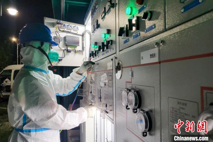 西藏電力部門順利完成方艙醫(yī)院供電設(shè)備安全可靠接入?！⊥醮箫w 攝