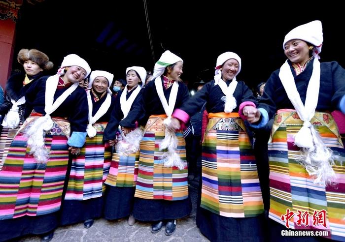 資料圖為2014年12月6日，拉薩民眾歡度“仙女節(jié)”。 <a target='_blank' href='/'><p  align=