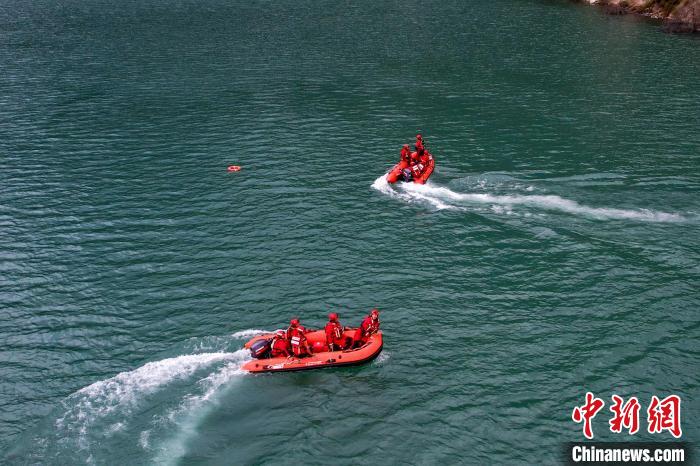 消防員操作舟艇進(jìn)行s型繞標(biāo)?！『罱?攝