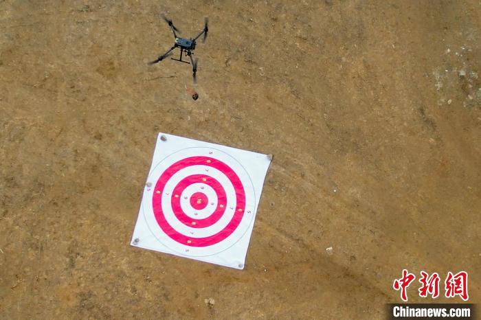 圖為消防員利用無(wú)人機(jī)空投滅火彈?！钣例?攝