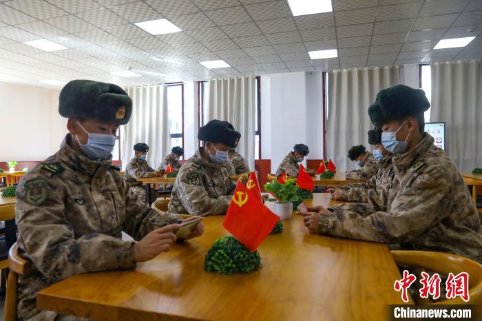 圖為阿里軍分區(qū)某邊防團(tuán)組織官兵通過手機(jī)收聽收看二十大開幕盛況?！詵|供圖