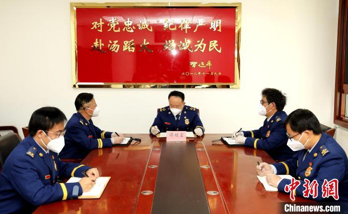 圖為西藏森林消防總隊(duì)在二十大開幕會(huì)結(jié)束后組織學(xué)習(xí)討論?！∥鞑厣窒揽傟?duì)供圖