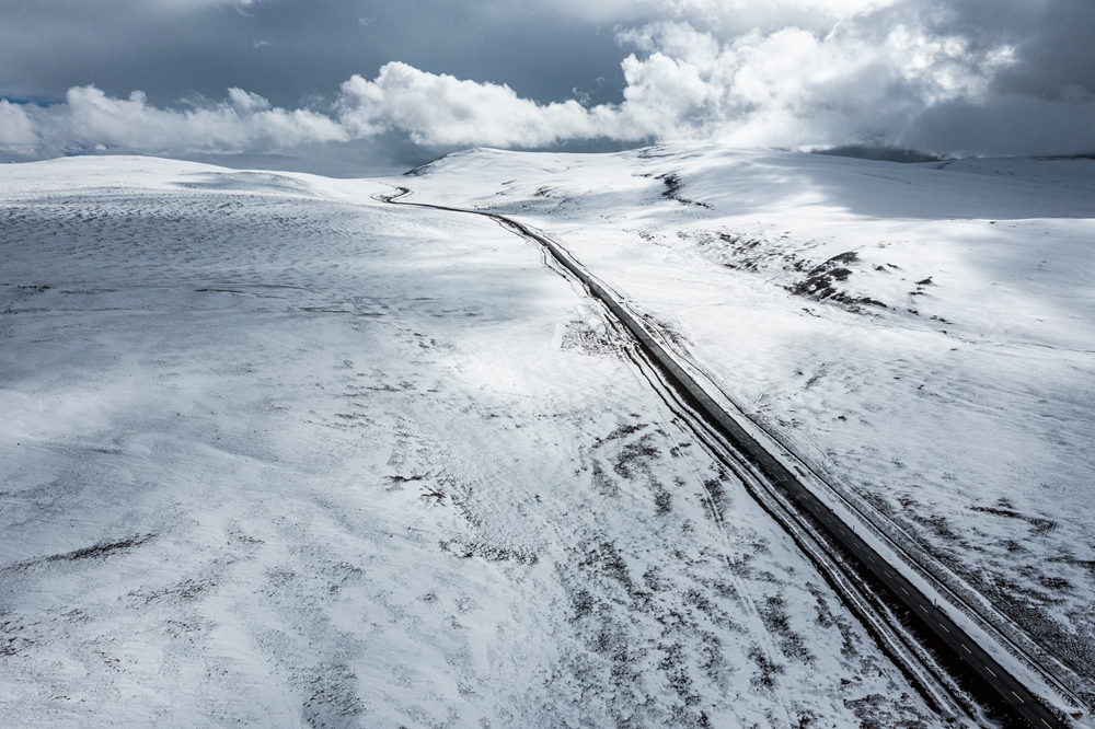 西藏阿里地區(qū)改則縣迎來(lái)初雪，銀裝素裹，美如畫卷。