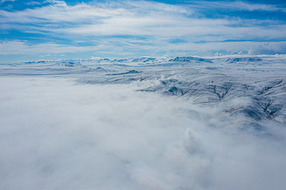 西藏阿里地區(qū)改則縣迎來(lái)初雪，銀裝素裹，美如畫卷。