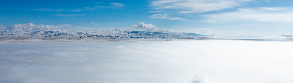 西藏阿里地區(qū)改則縣迎來(lái)初雪，銀裝素裹，美如畫卷。