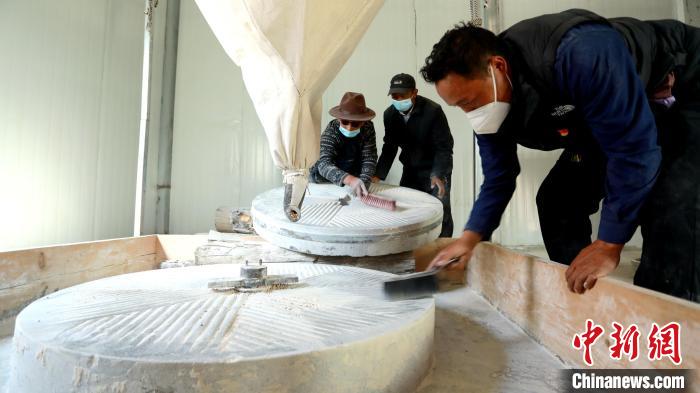 圖為合作社負責人完成糌粑加工后清掃水磨設施?！〖卫杩h融媒體中心供圖