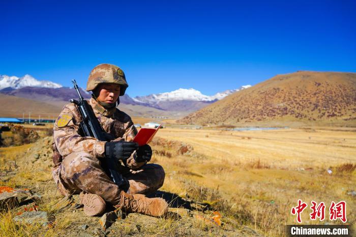 戰(zhàn)士正在品讀該團制作下發(fā)的二十大報告內(nèi)容匯編“口袋書” ?！∥鞑厣侥宪姺謪^(qū)某團供圖