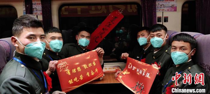 退伍老兵在退伍專列上合影留念。　西藏山南軍分區(qū)某團供圖