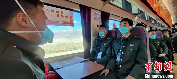 退伍老兵乘坐在退伍專列?！∥鞑厣侥宪姺謪^(qū)某團供圖