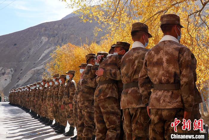 圖為什布奇邊防連退伍老兵與戰(zhàn)友相擁而泣，依依惜別?！⌒觳?攝