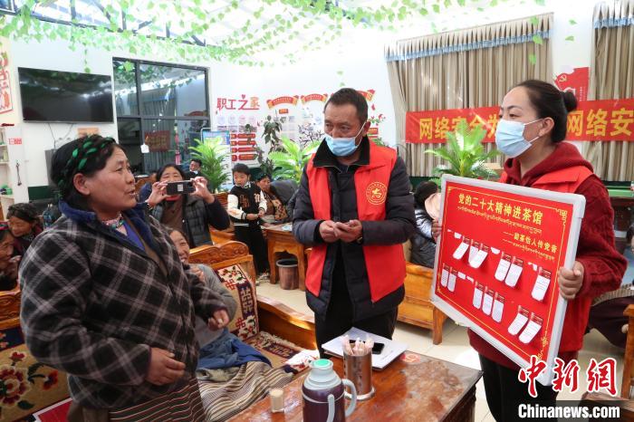 圖為瓊結縣村民參與問答?！愔闈扇?攝