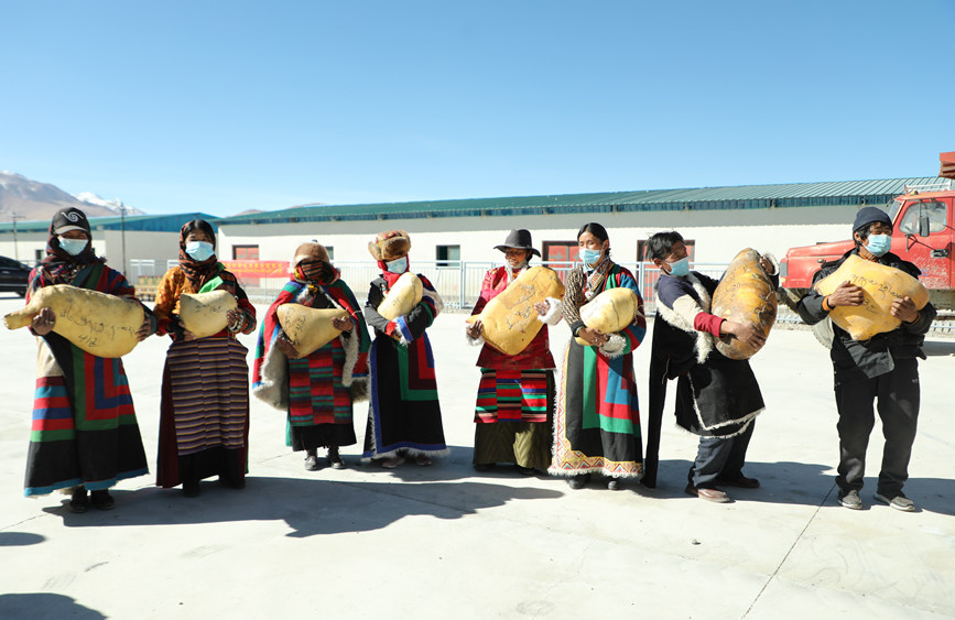 茶措村牧區(qū)改革合作社酥油分紅現(xiàn)場。索朗仁青 攝