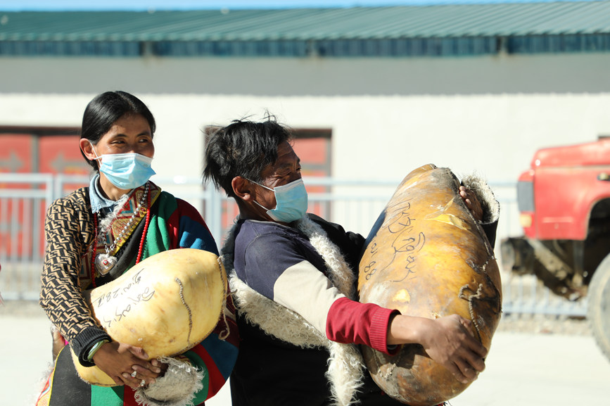 茶措村牧區(qū)改革合作社酥油分紅現(xiàn)場。索朗仁青 攝