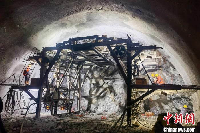 資料圖為隧道施工掘進(jìn)過(guò)程中。　西藏自治區(qū)交通運(yùn)輸廳 供圖