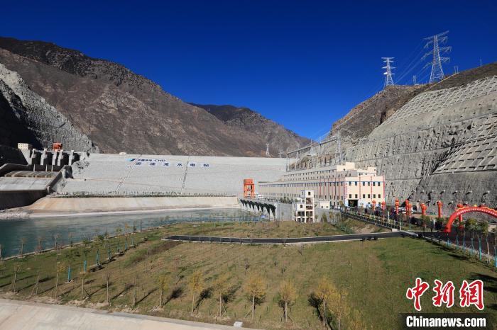 圖為金沙江上游蘇洼龍水電站?！⊥趵?攝