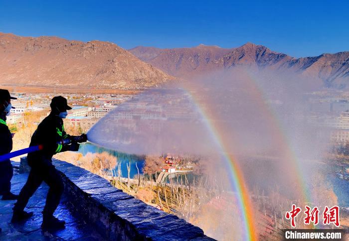 12月6日，布達(dá)拉宮消防救援大隊(duì)在布達(dá)拉宮山體林草區(qū)域開展?jié)窕ぷ鳌！㈣?攝