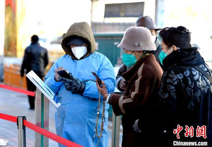 12月7日，拉薩市民掃碼進(jìn)入銀行辦理業(yè)務(wù)。　李林 攝