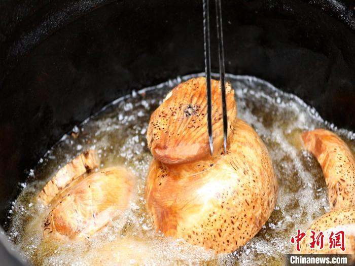 圖為已成型的木碗?！?鄧海平 攝