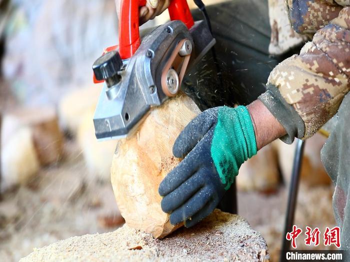 圖為手工藝人正在制作木碗?！〉录?　攝