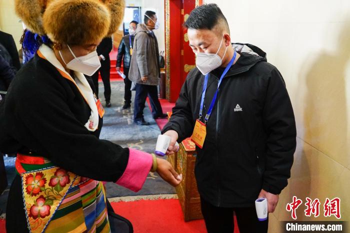 政協(xié)委員測體溫后入場。　江飛波 攝