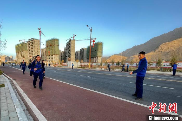 負(fù)重5公里體能訓(xùn)練?！∥鞑厣窒揽傟犔厍诖箨?供圖