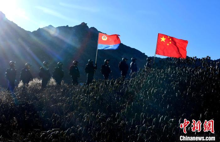 1月6日，移民警察正在乃堆拉巡邏。　李林 攝