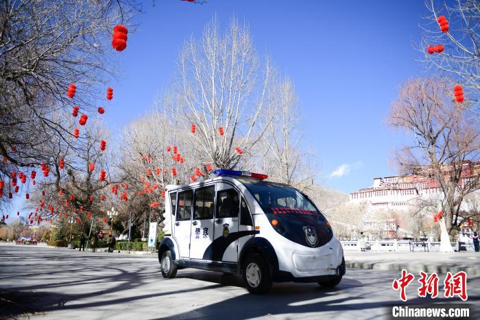 圖為1月23日，布達(dá)拉宮廣場(chǎng)派出所民警正在巡邏?！∝暩聛?lái)松 攝