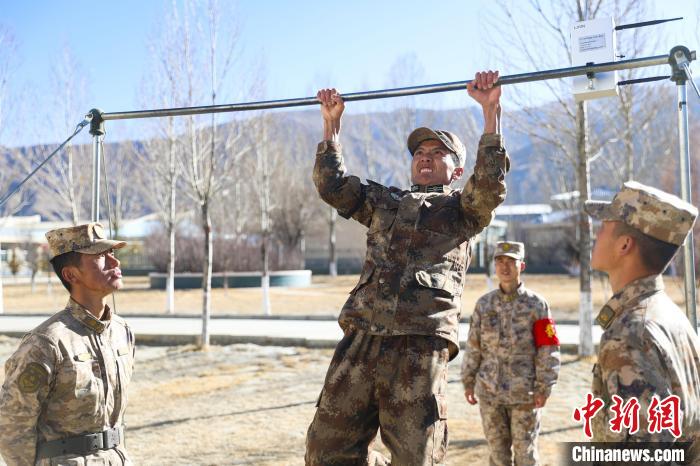 單杠引體向上現(xiàn)場，選手竭盡全力突破自我?！敲衫?攝