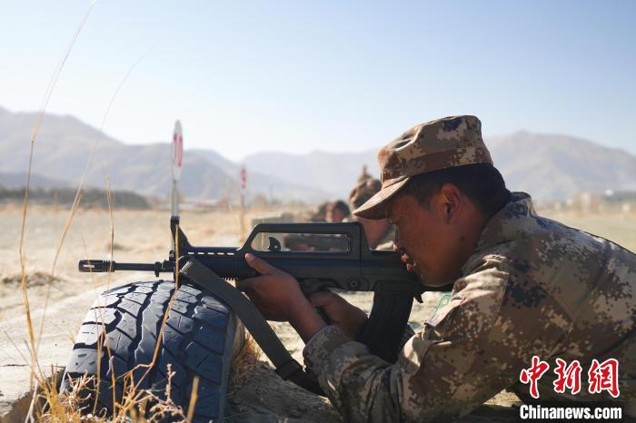 參賽民兵在進(jìn)行瞄準(zhǔn)。　吳蒙昆 攝