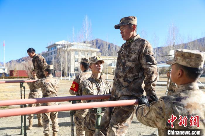 雙杠臂屈伸項(xiàng)目競賽現(xiàn)場?！敲衫?攝