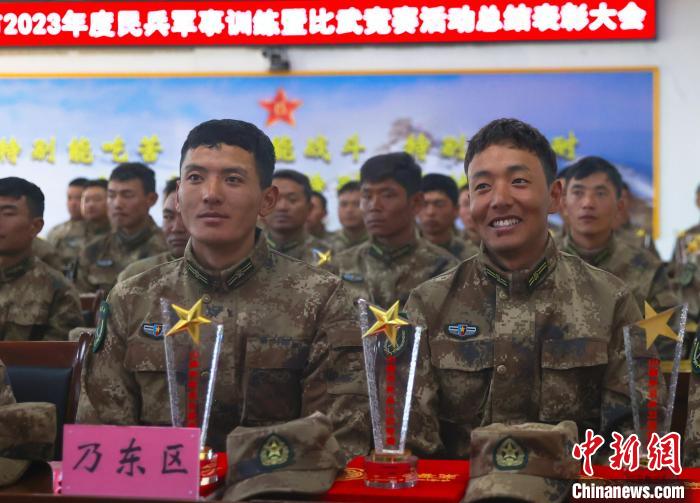 表彰大會上，獲獎選手開心瞬間?！敲衫?攝